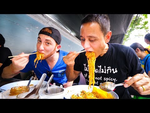 Thai Street Food in Bangkok - MOST POPULAR LUNCH Noodles in Downtown Silom, Thailand!