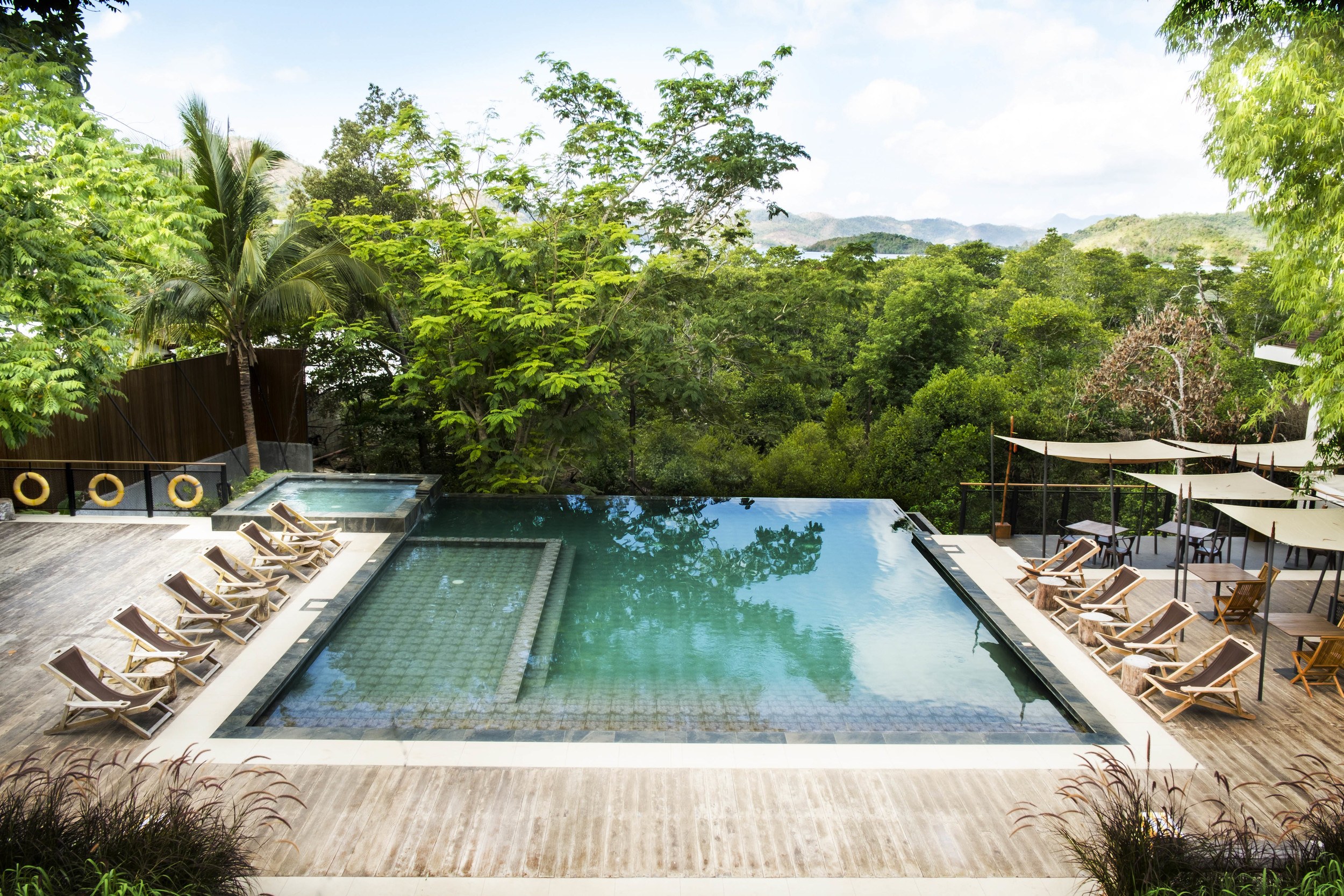 Coron Resorts with Infinity Pools - Funny Lion