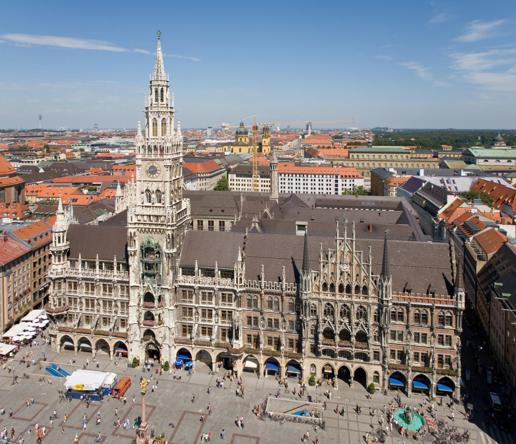 Rathaus_and_Marienplatz_from_Peterskirche_-_August_2006