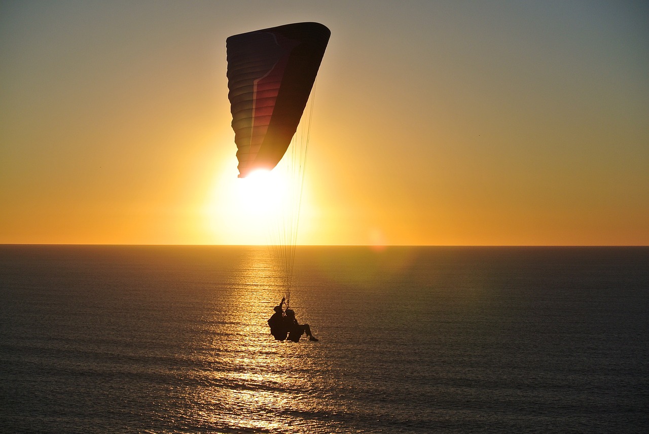 paragliding in uluwatu, bali