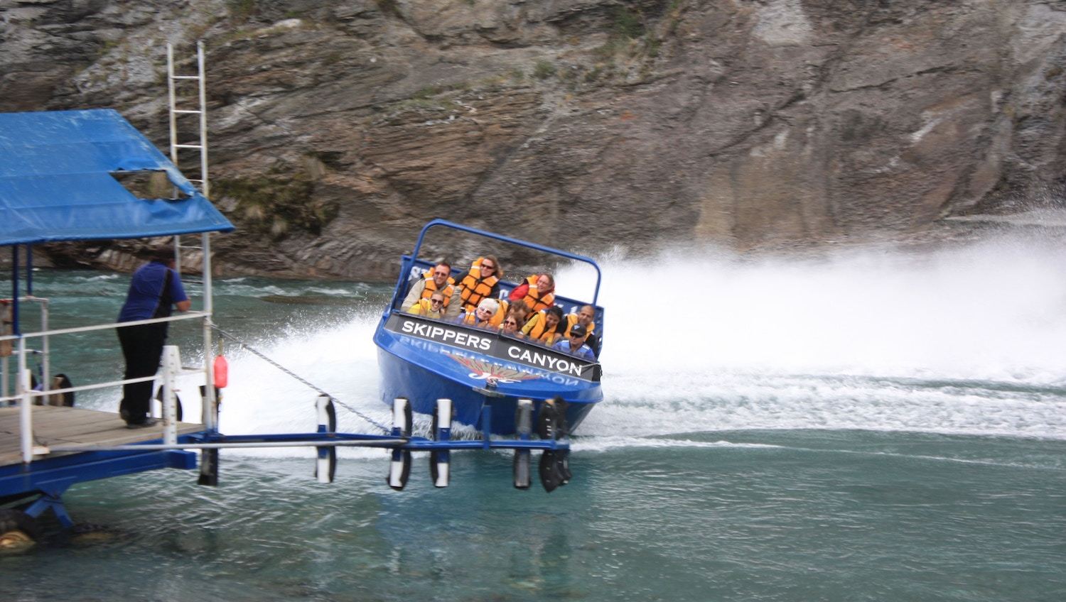 Shotover Jet - cheap queenstown accommodation