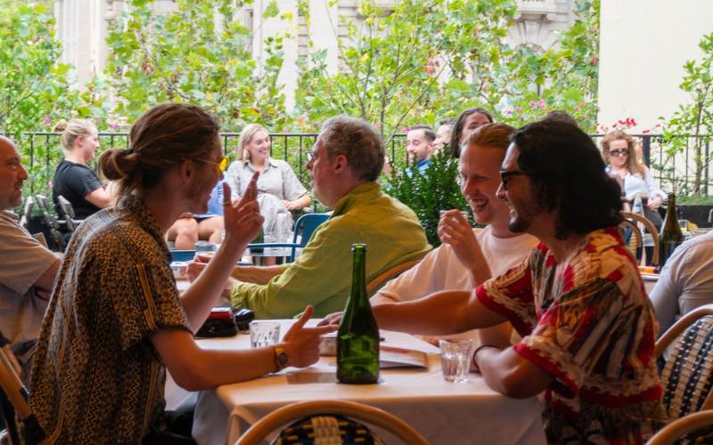 Image of man and woman conversing at Siglo Rooftop Bar.