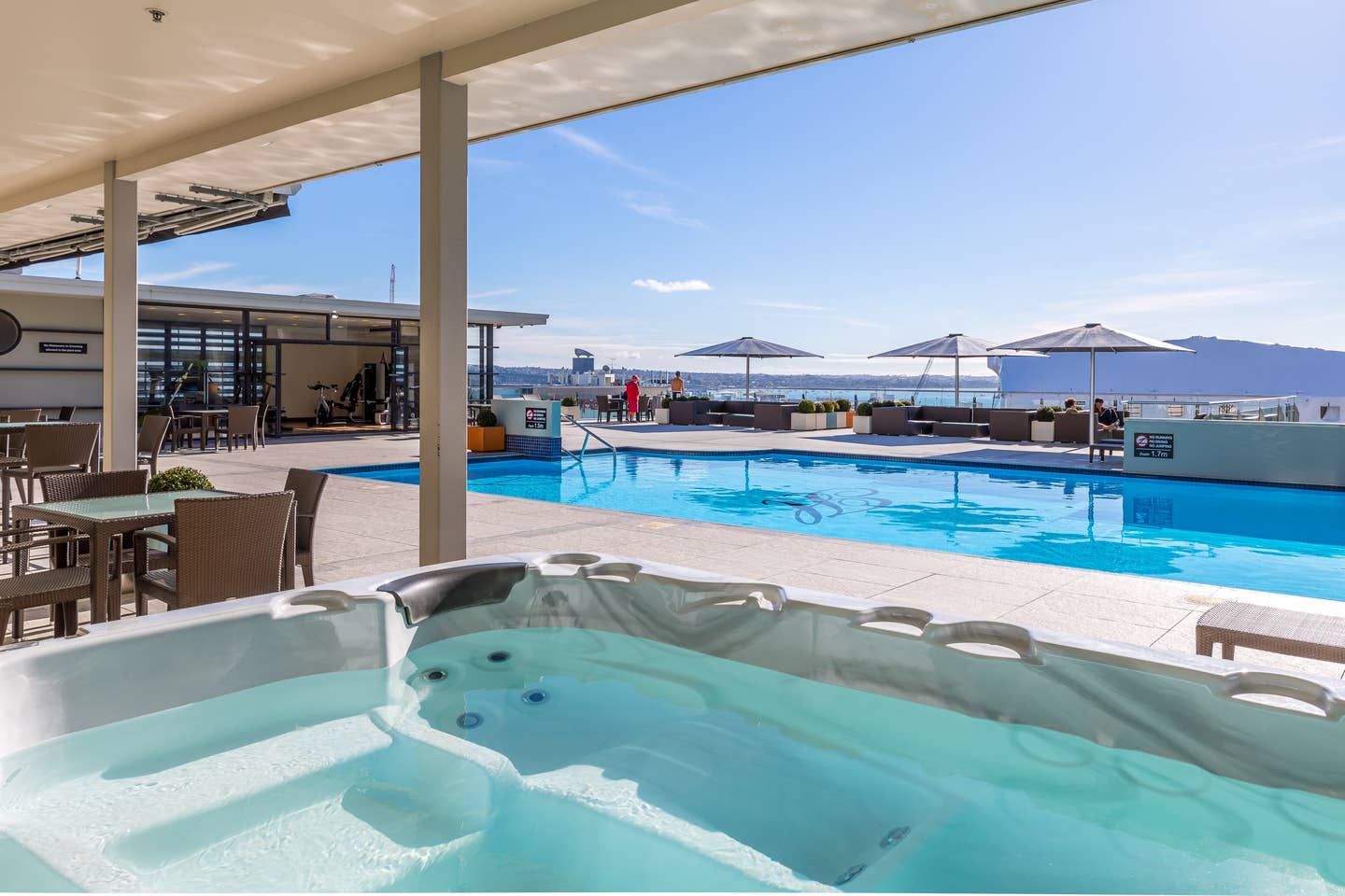 Airbnb in Auckland with Rooftop Pool