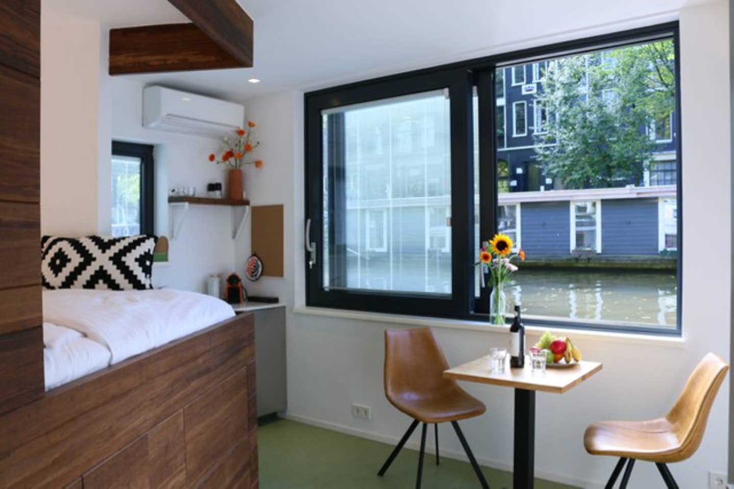 Canal Airbnb Amsterdam