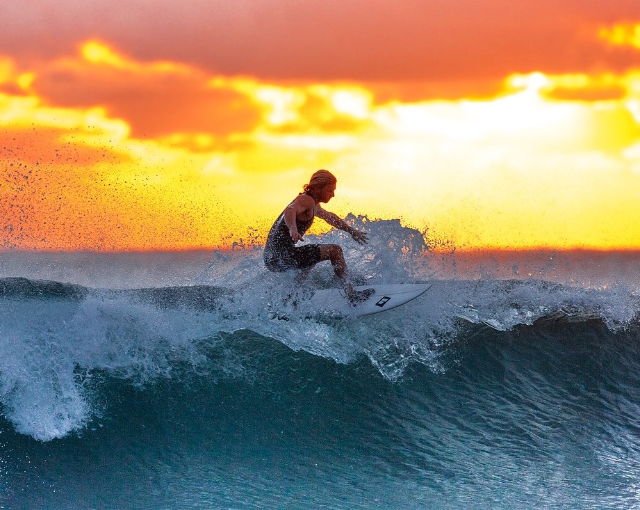 Surfing in Hawaii - BEst Airbnbs in Hawaii