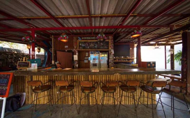 Image of bar at Common Grounds Hostel.