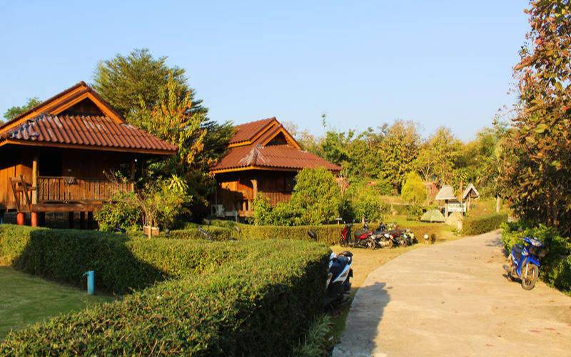 Image of Tribal Pai Backpackers and lush greenery.