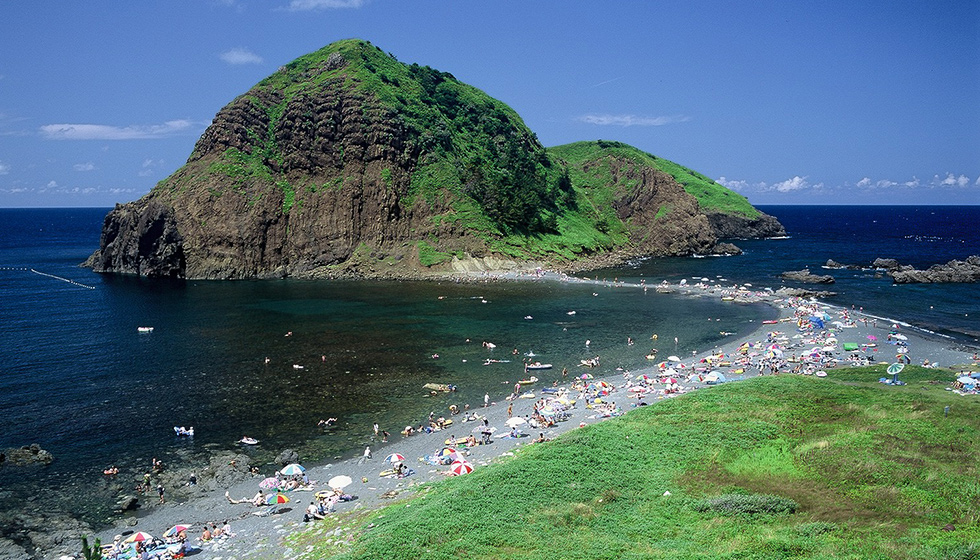 Futatsugame Beach - Sado Island Beaches