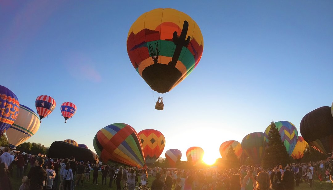 Hot air balloons above Ann Morrison Park in Boise