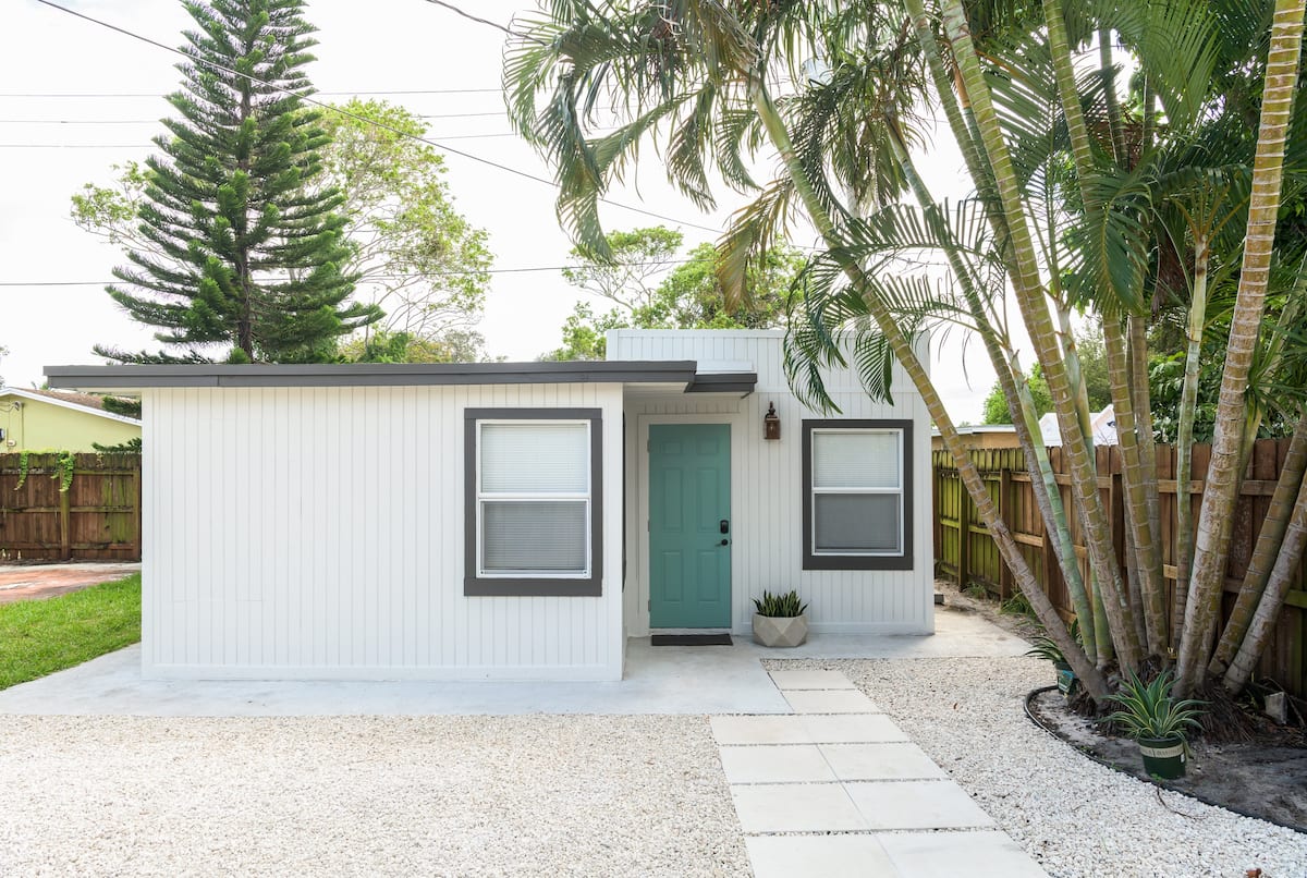 Little Cottage By The Pine Tree Guest House