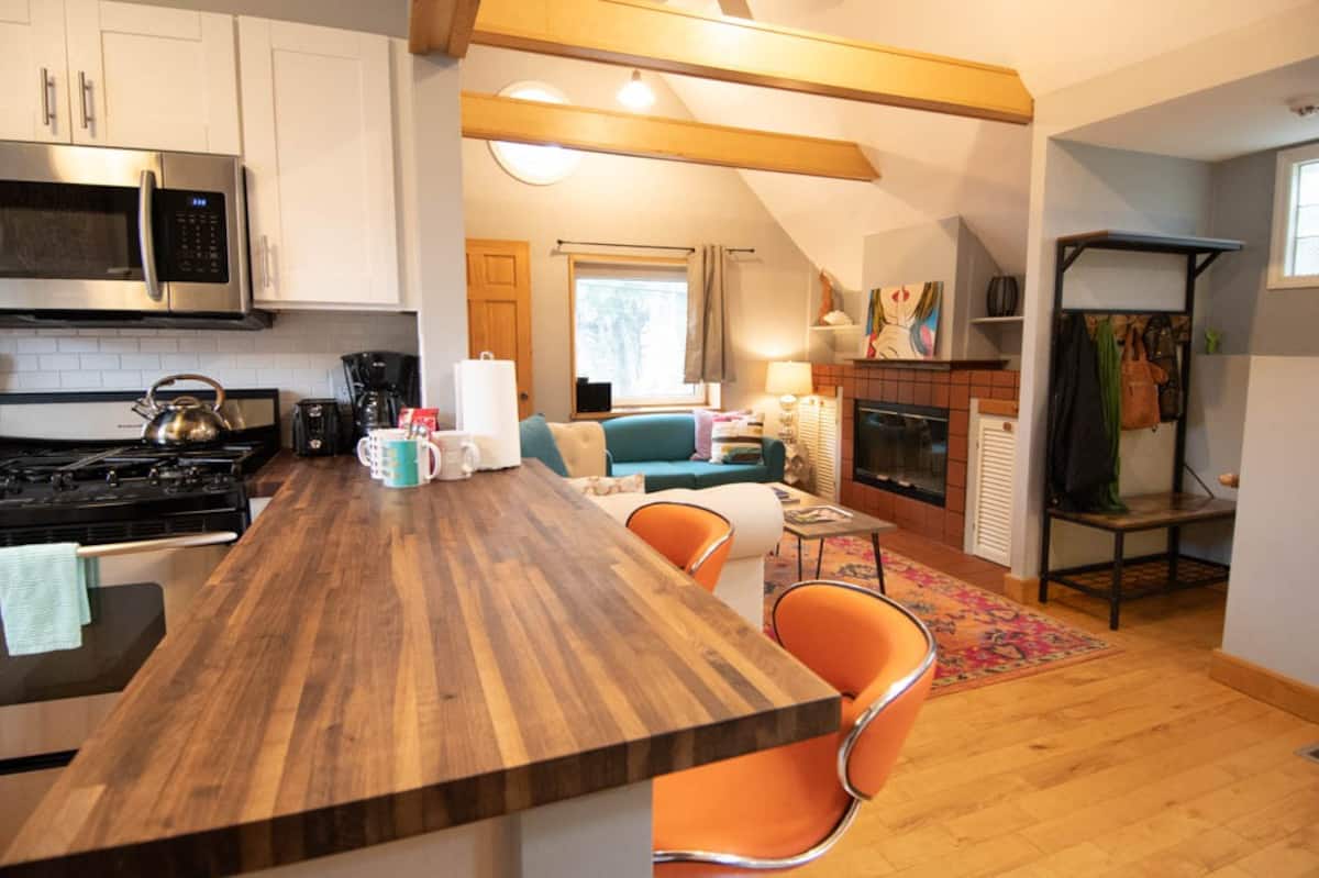 Modern carriage house - Airbnb Buffalo NY with parking