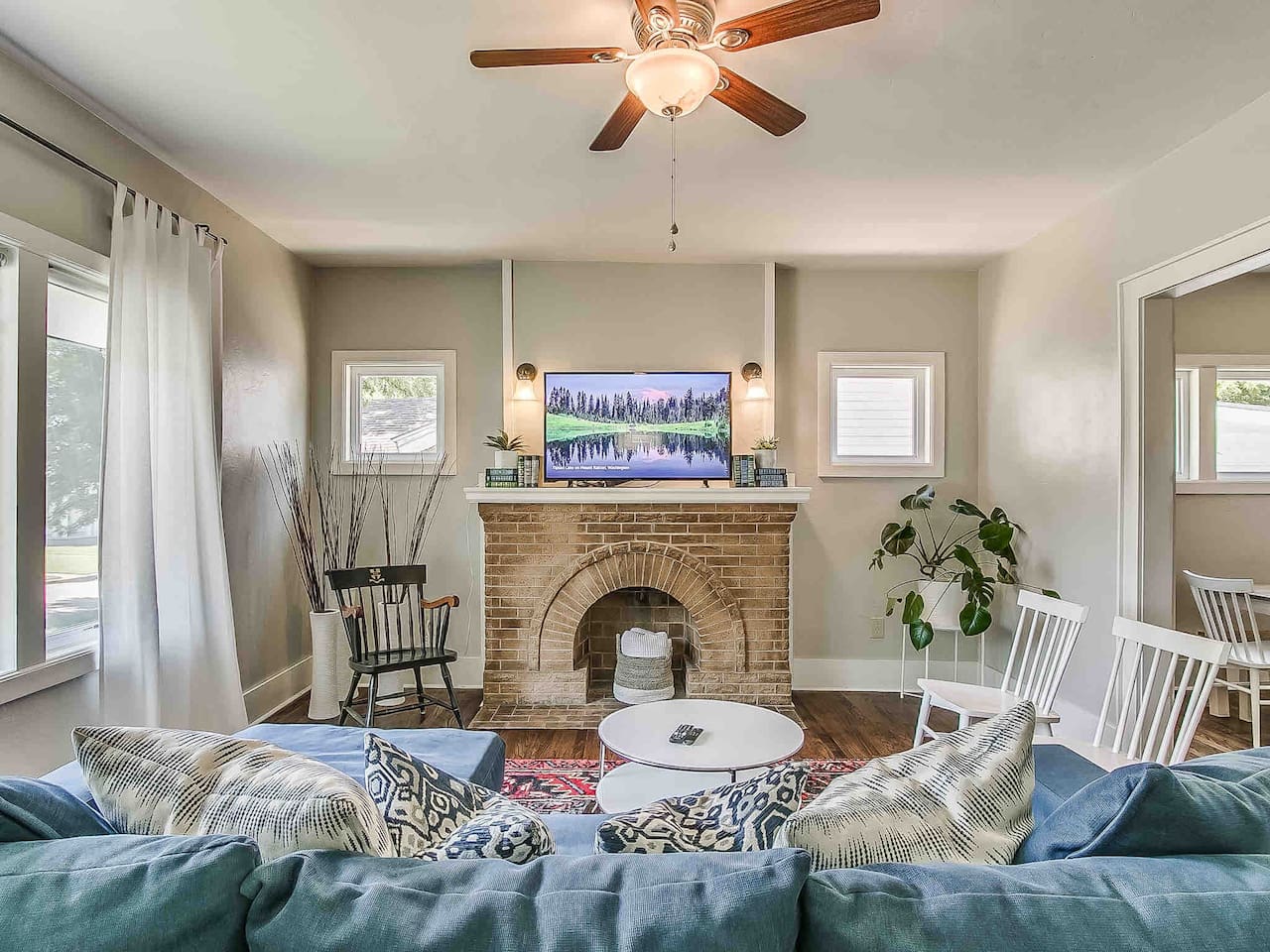 Plaza District Entire Home with Carport & Two TVs