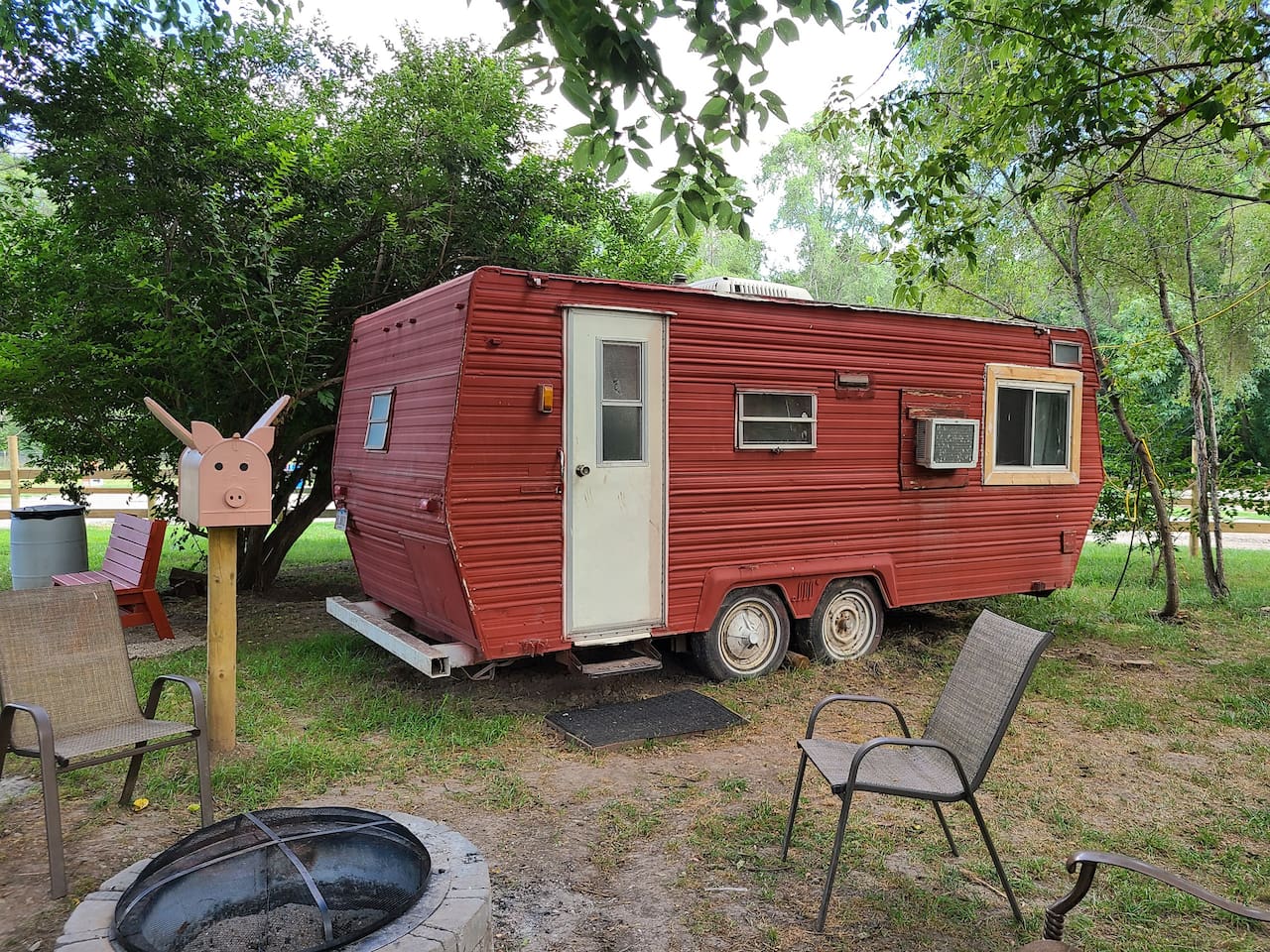 When Pigs Fly - Glamping Nebraska Airbnb