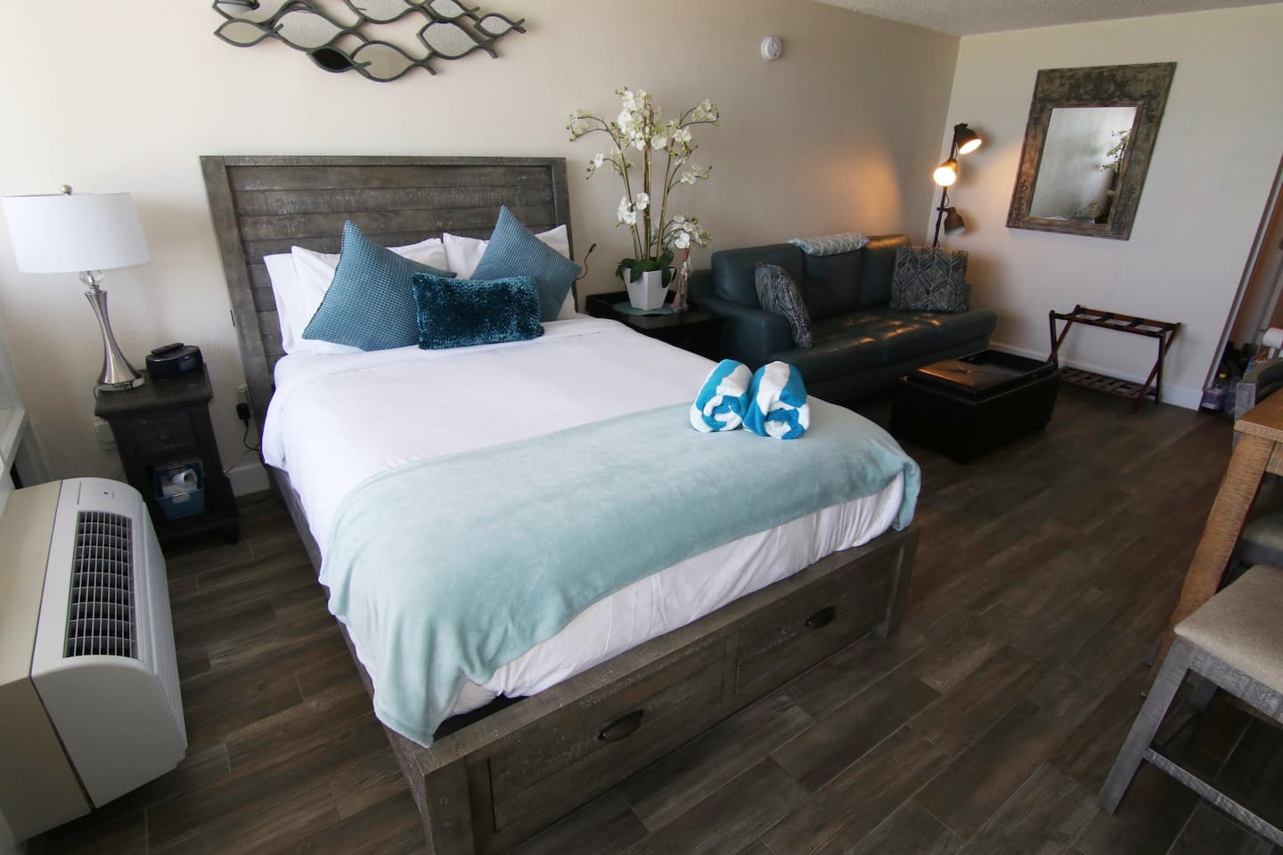 Cozy Couples Getaway - Beachfront Studio Airnnb Daytona Beach Condo