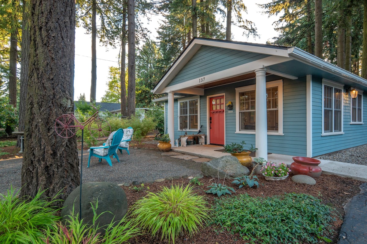 Cozy Vintage Cottage in the Woods