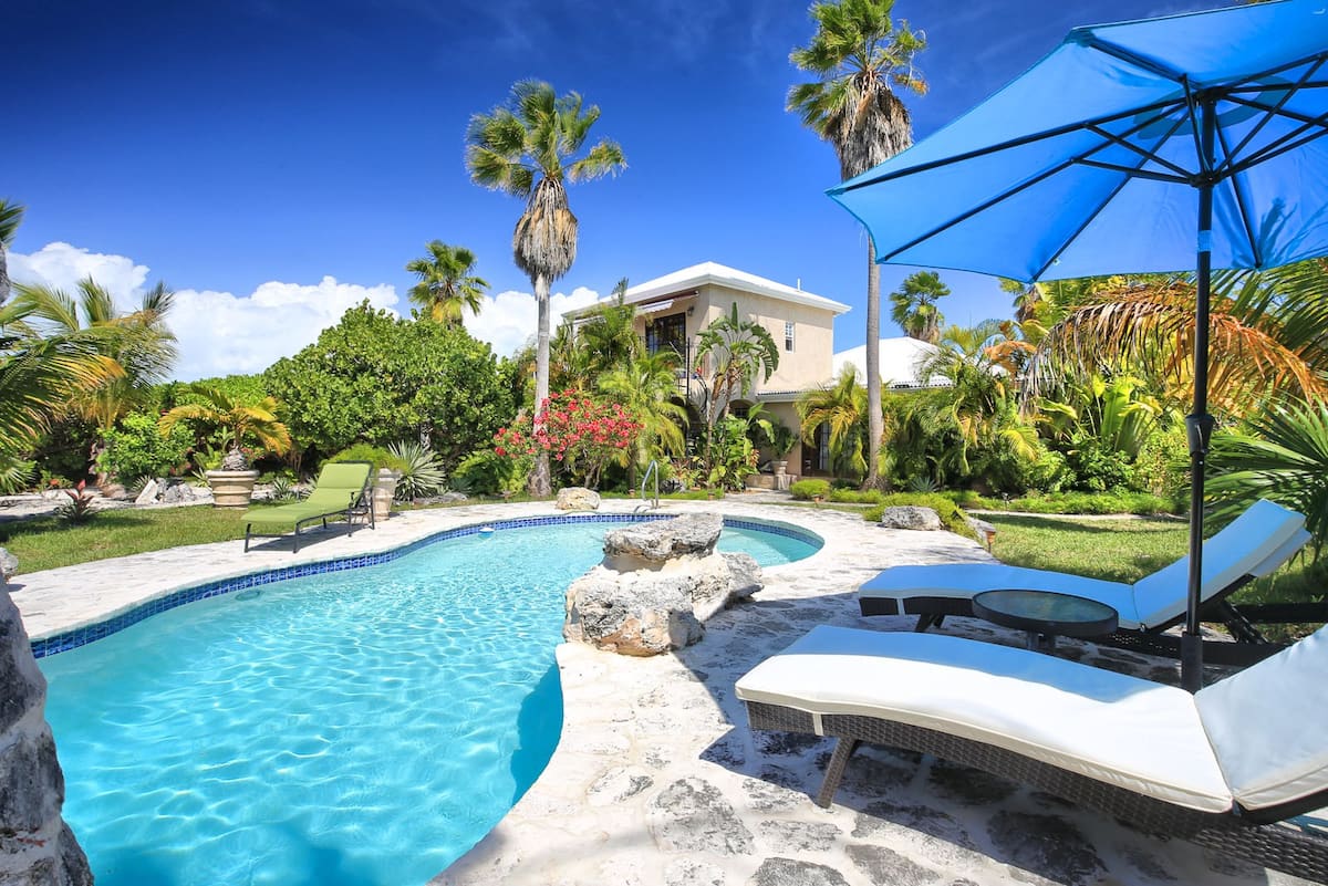 Leisure in Paradise Swimming Pool - Airbnb in Turks ans Caicos