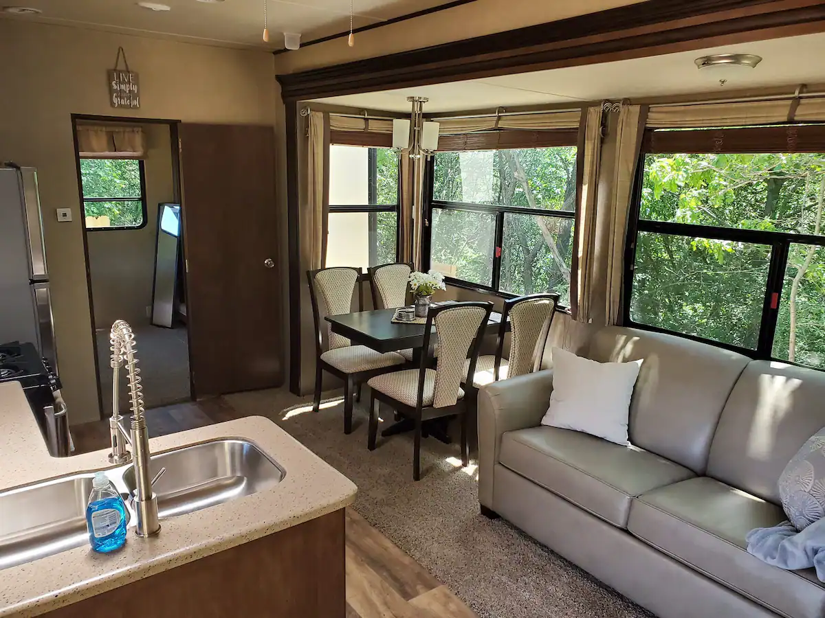 Big R’s Retreat - Secluded Trailer Glamping 