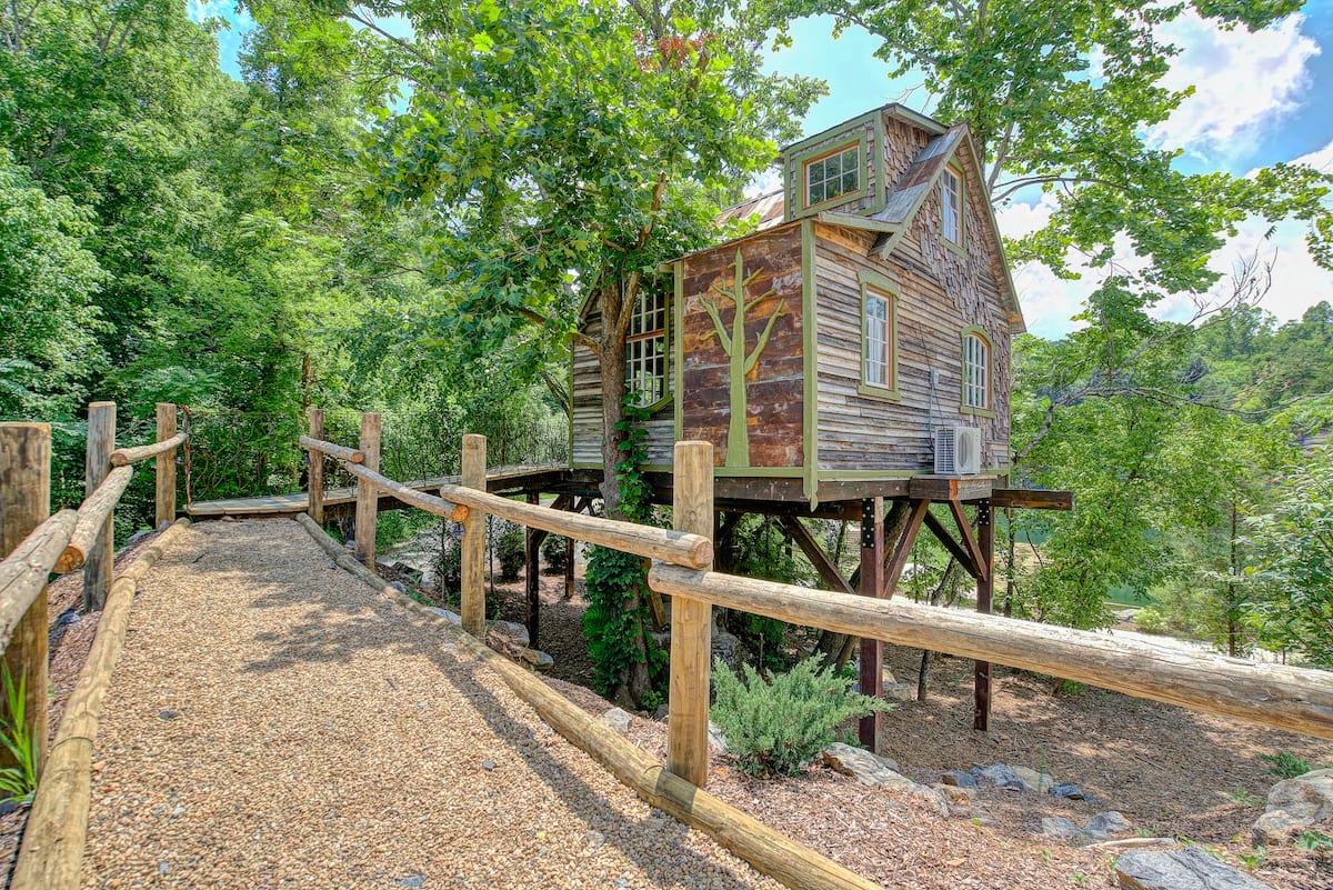 The Bostonian - Treehouse Glamping TN