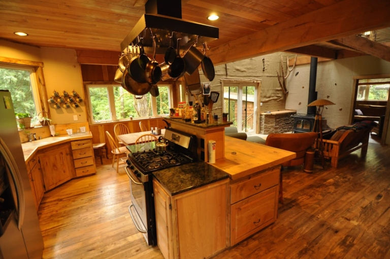 14 Best Airbnbs in Oregon (Unique Cabins + Seaside Rentals)