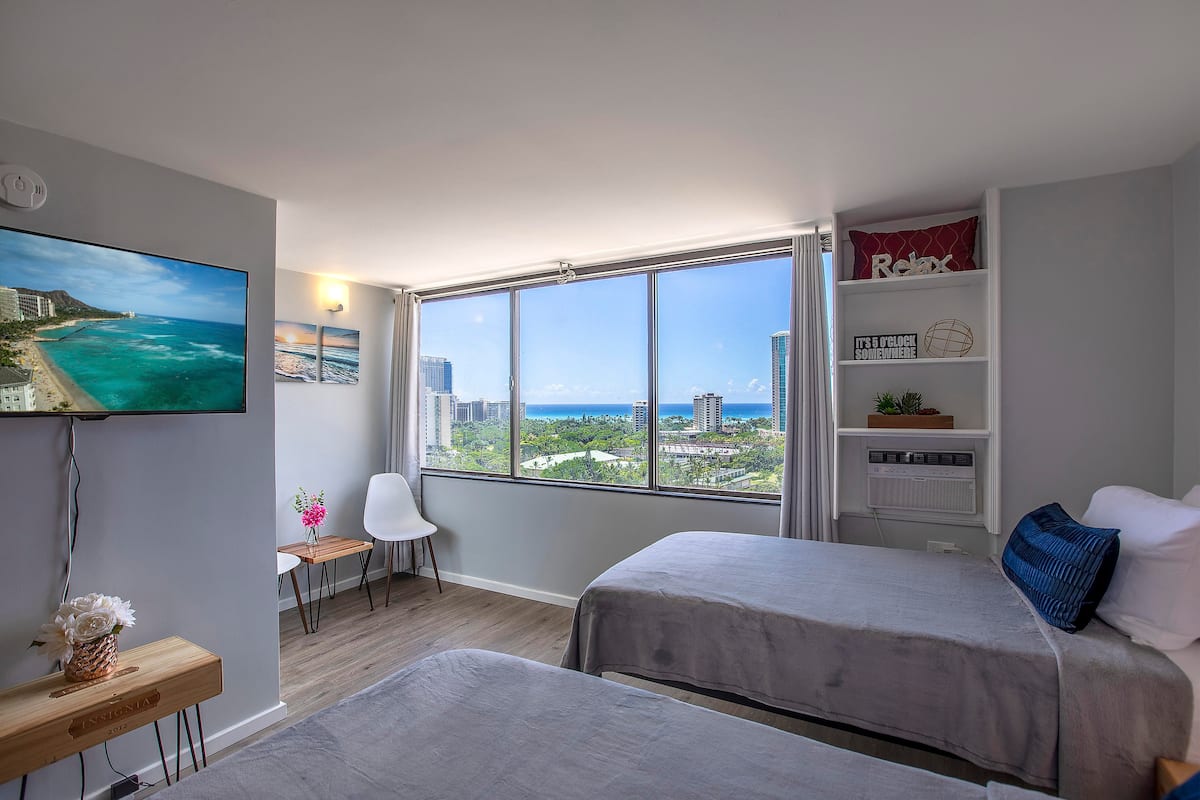 Newly Renovated Ocean View Waikiki Studio