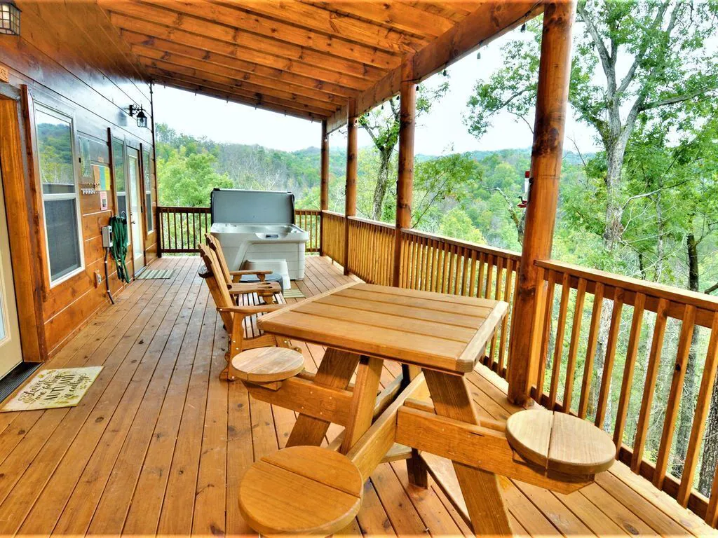 Gatlinburh Airbnb Cabin with Hot Tub