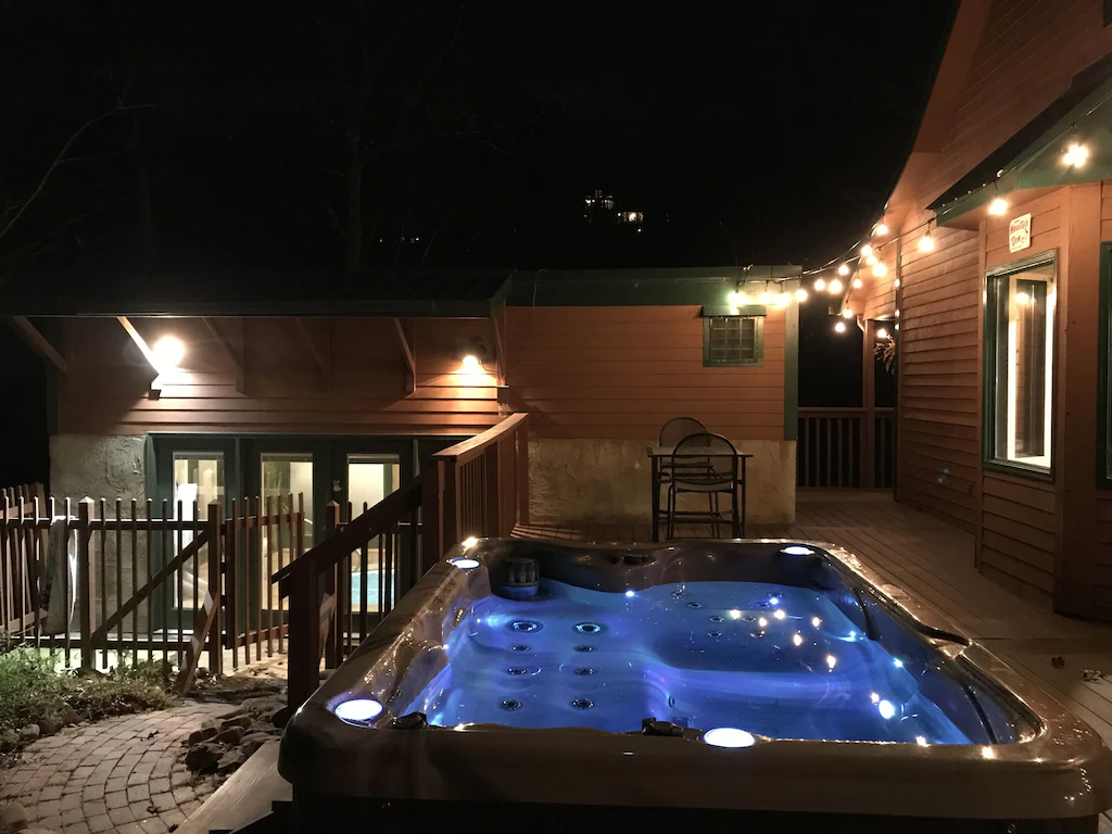 Romantic Cabin for Two — Indoor Heated Swimming Pool & Waterfall
