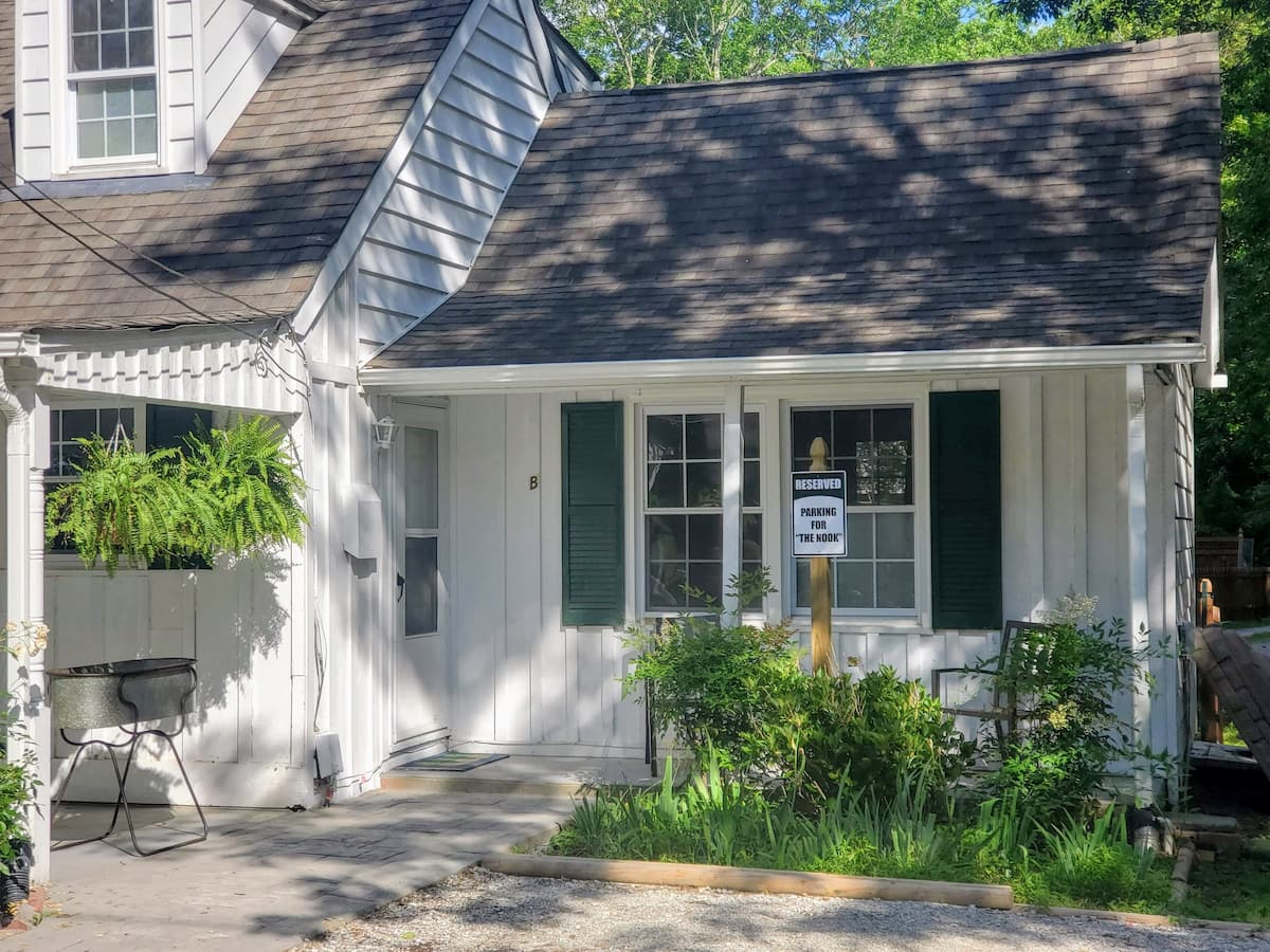 The Nook - Airbnb in Williamsburg vA