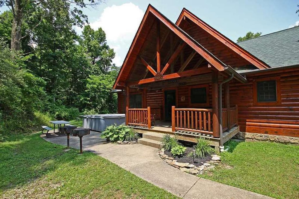 Beautiful Hocking Hills Log cabin