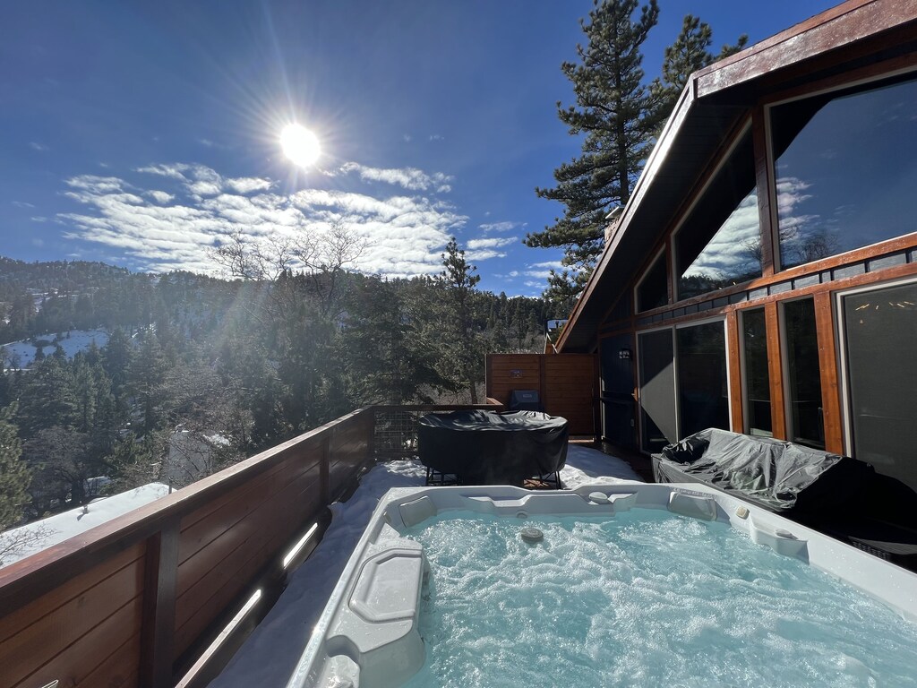 Designer Mountain Modern Cabin with Hot Tub