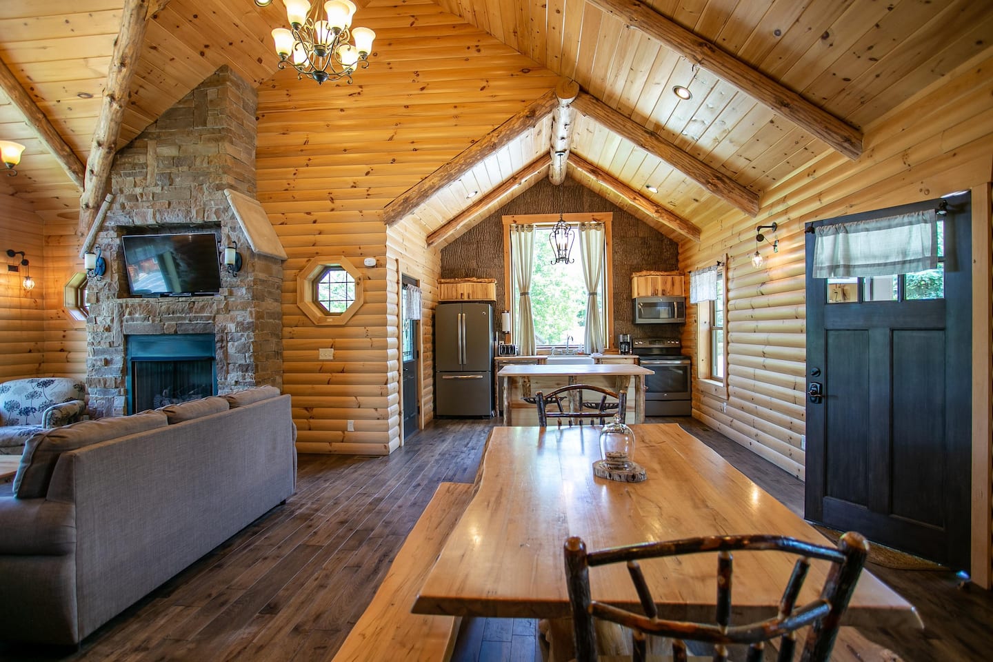 Family Size Cabin with Kitchen, Fireplace, Hot Tub Airbnb