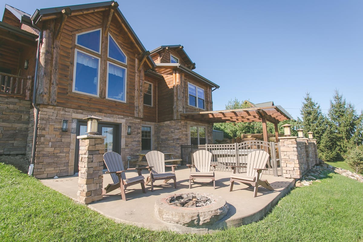 Family Size Cabin with Kitchen, Fireplace, Hot Tub