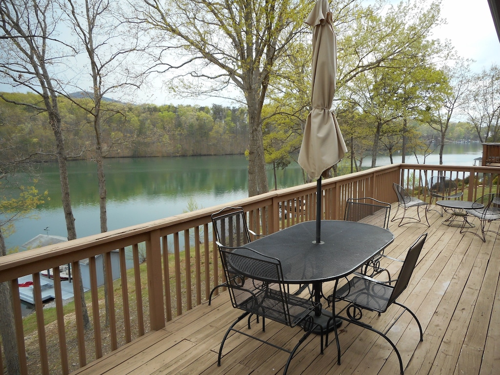 Lakefront Luxury Cabin Rental in Virginia