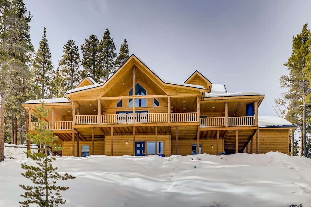 Luxury Cabins in Colorado with hot tub close to slopes and town