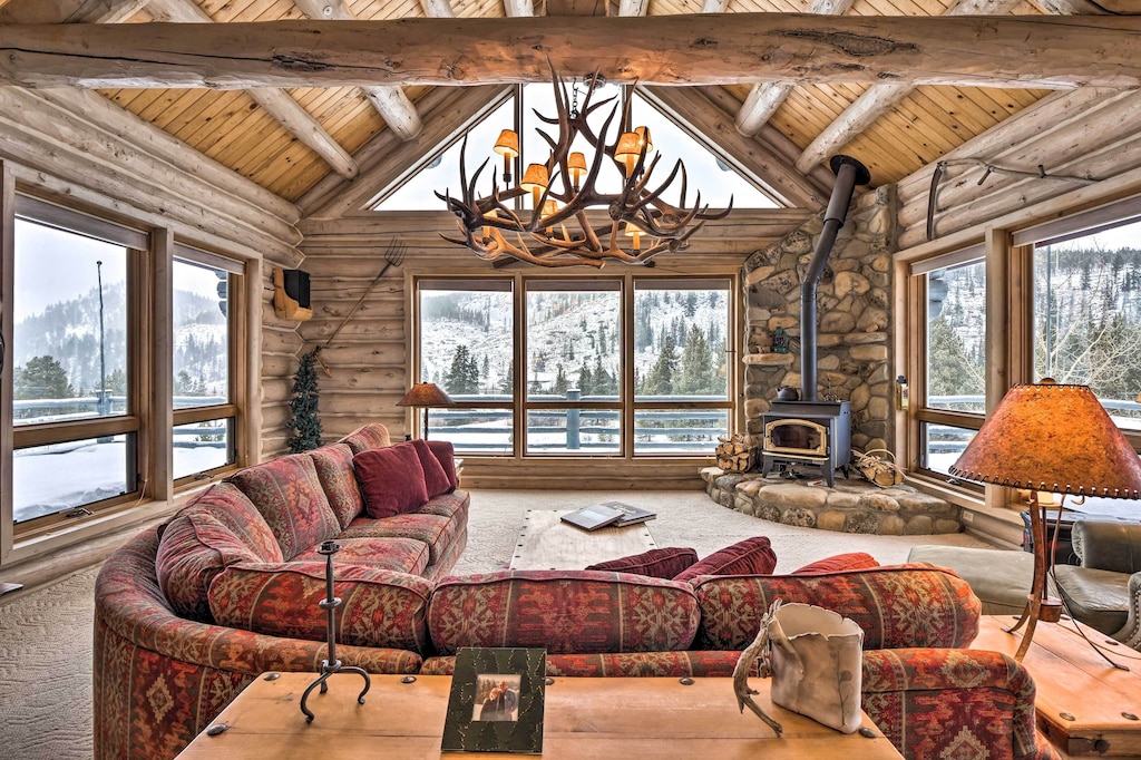 Luxury Cabins in Colorado with hot tub close to town and slopes