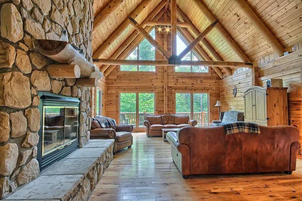 Luxury Hocking Hills Ohio Log cabin