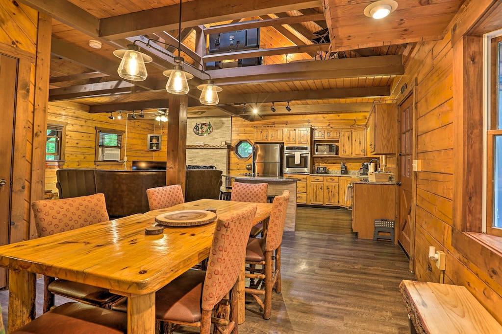 Luxury Log Cabin in Poconos