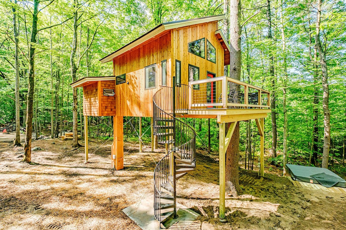 The Canopy Treehouse Airbnb - Glamping in New England