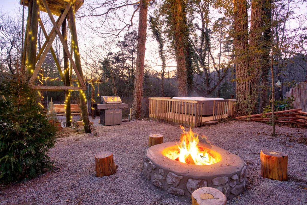 Luxury Cabins in Arkansas Hot Springs with large patio hot tub and fire pit