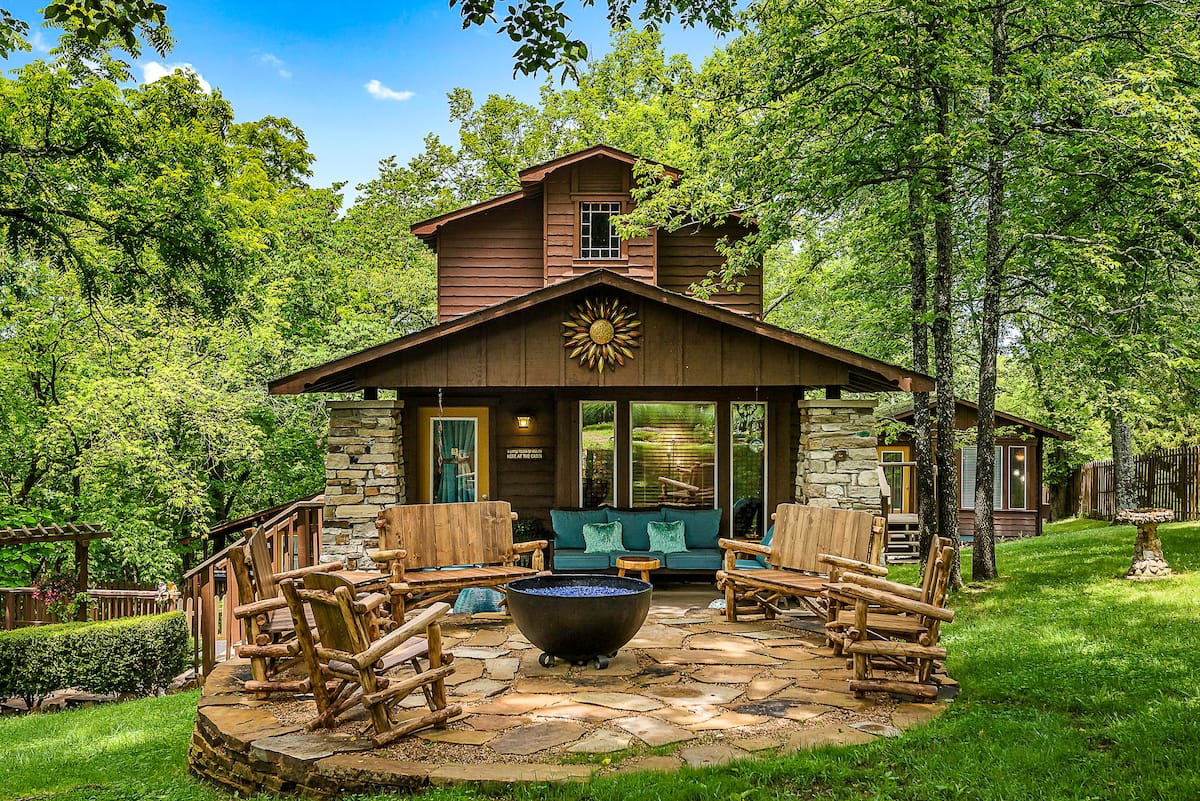 Luxury Cabins in Eureka Springs Arkansas Ozarks close to town with hot tub and fire pit