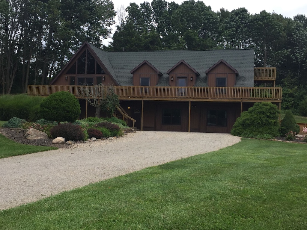 Luxury Cabins in Ohio large sleeps 22 close to town with hot tub