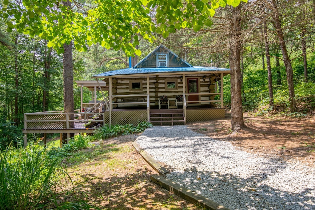 Luxury Cabins in Ohio pet friendly with hot tub and fire pit