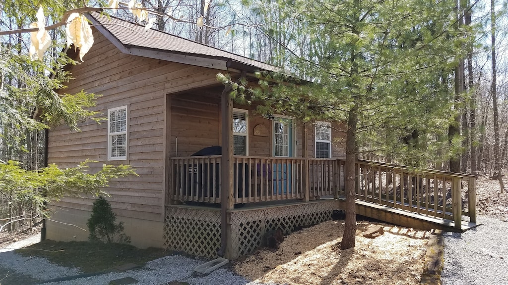 Luxury Cabins in Ohio secluded cozy with hot tub