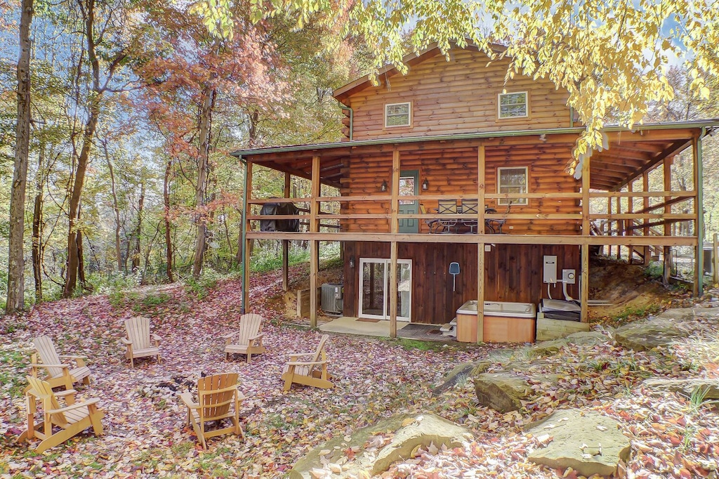 Luxury Cabins in Ohio with hot tub and fire pit