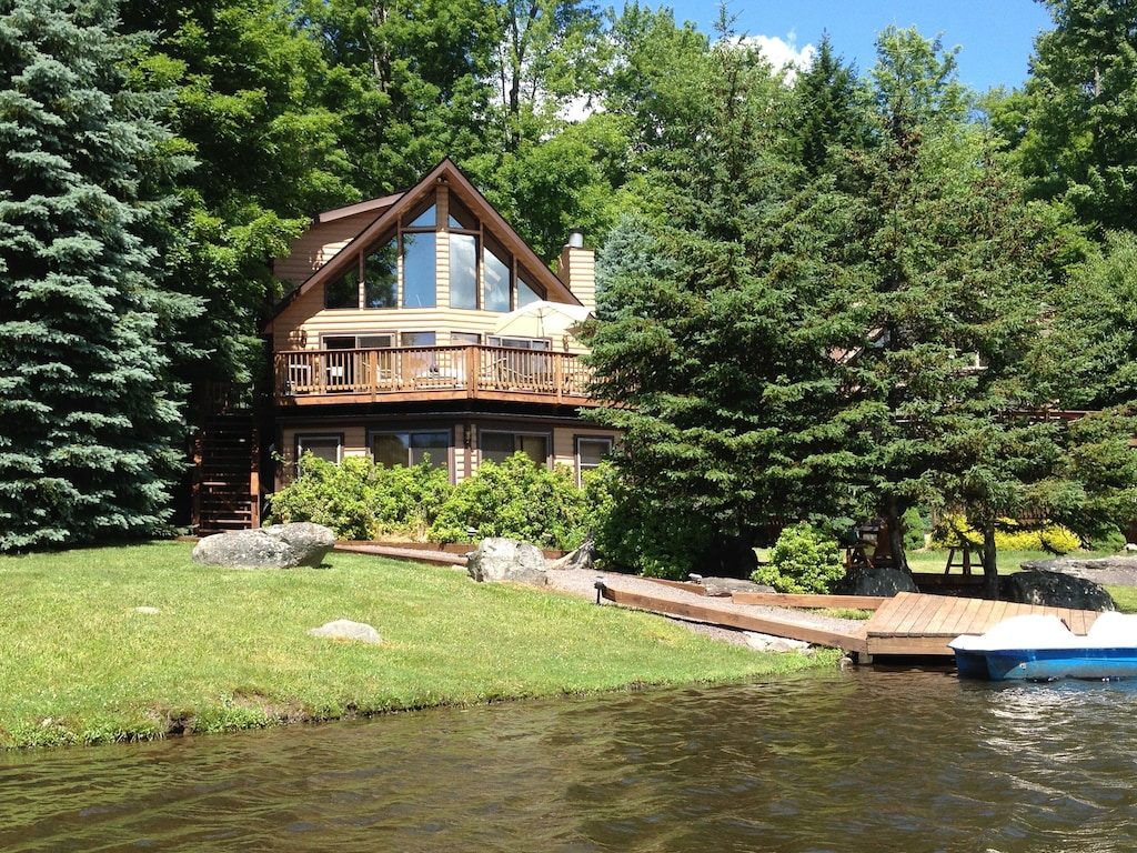 Luxury Cabins in Poconos lakefront with hot tub and pool access