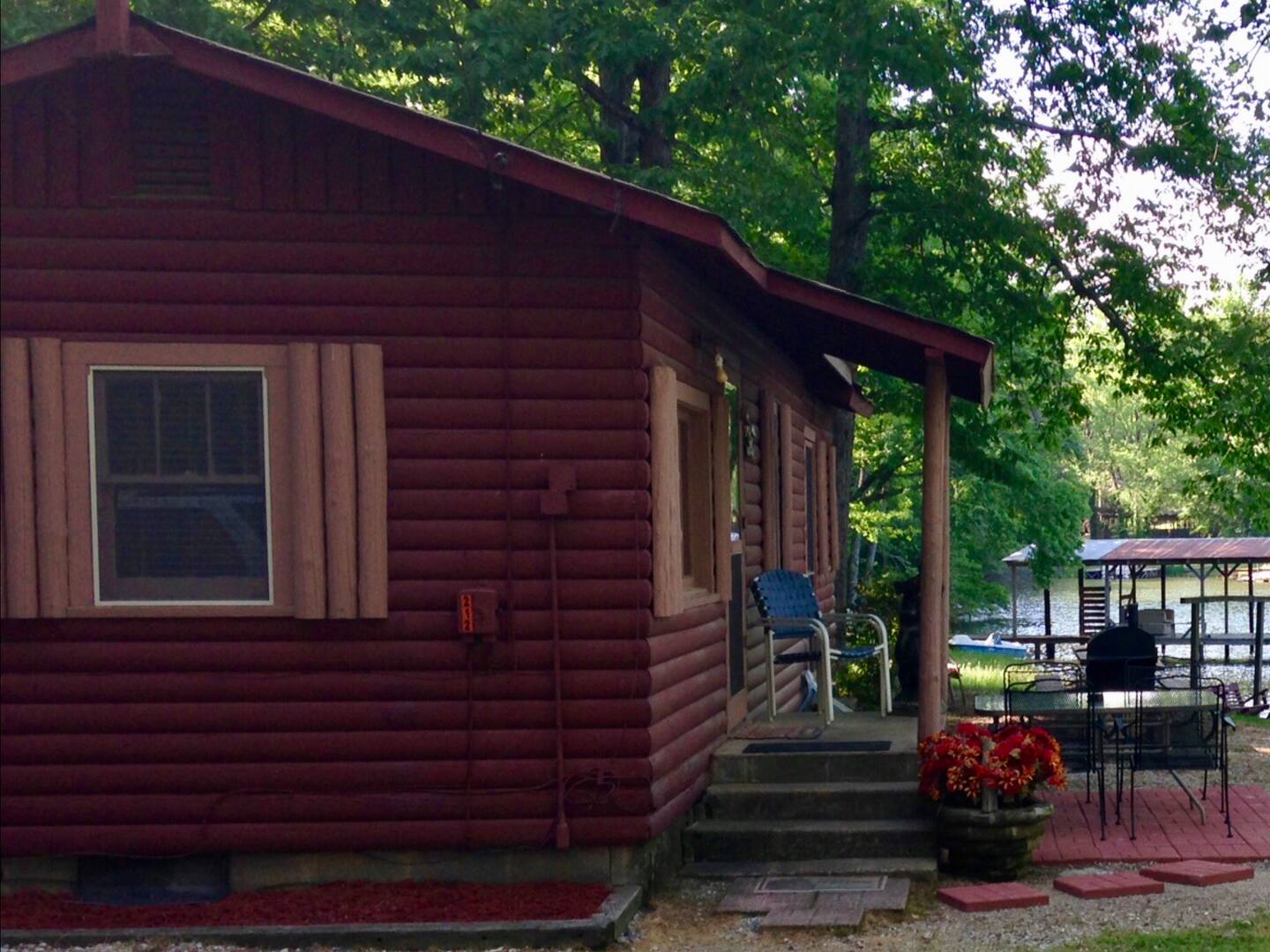 Secluded Cabins in Arkansas Lake Hamilton with paddleboat