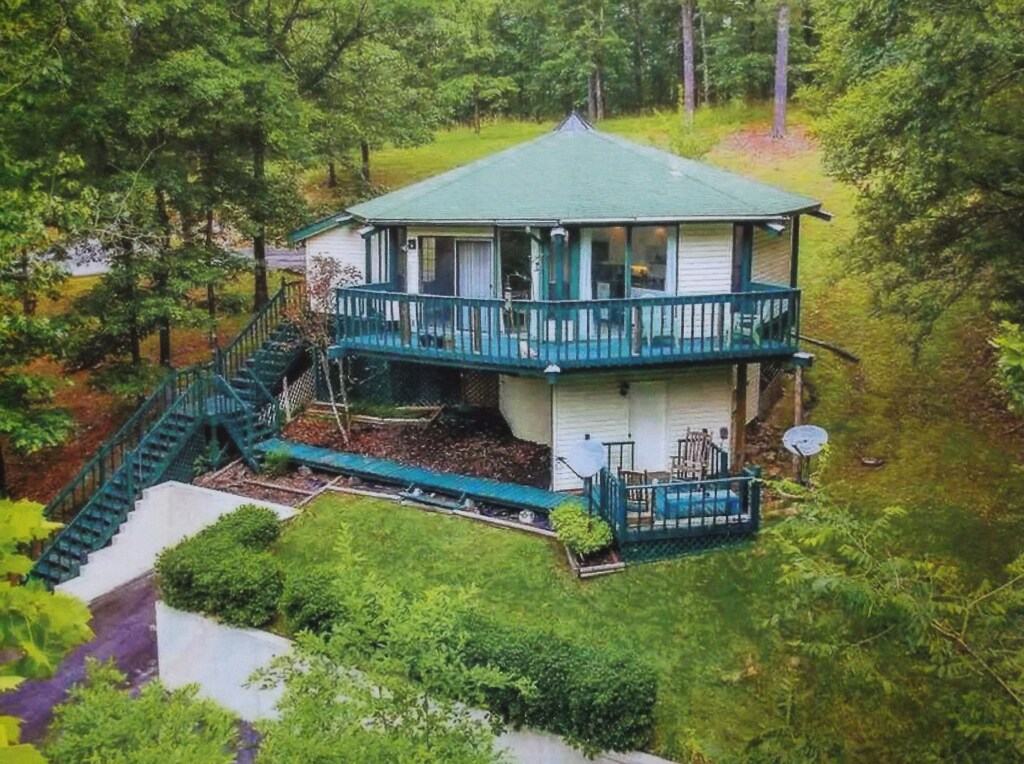 Secluded Cabins in Arkansas with community pool and golf course