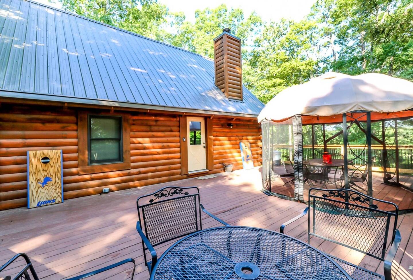 Secluded Cabins in Arkansas with fire pit and grill