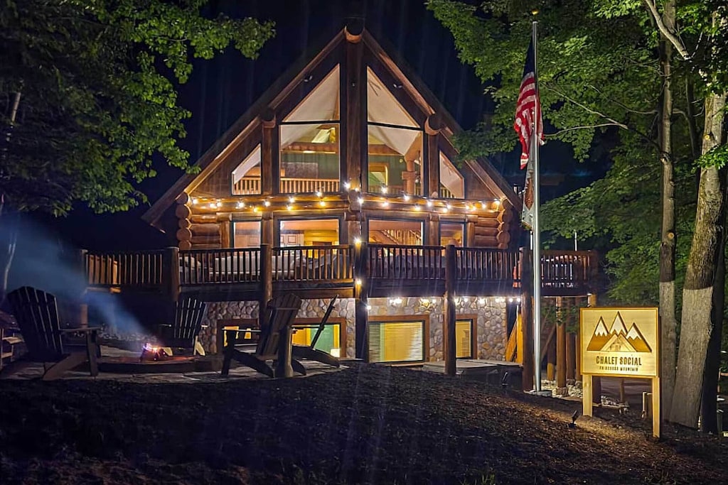 Secluded Cabins in Michigan luxury with hot tub and fire pit