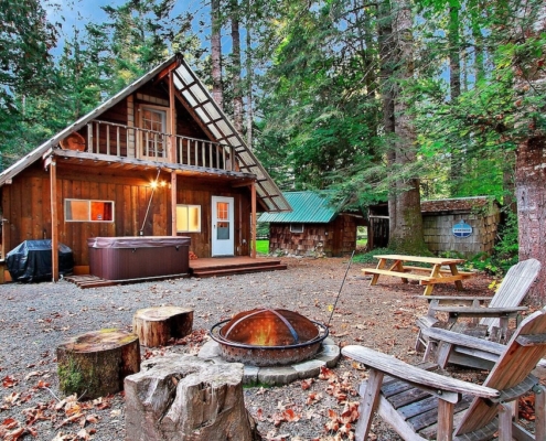 Secluded Cabins in Washington State close to mount rainier hiking skiing with hot tub and fire pit