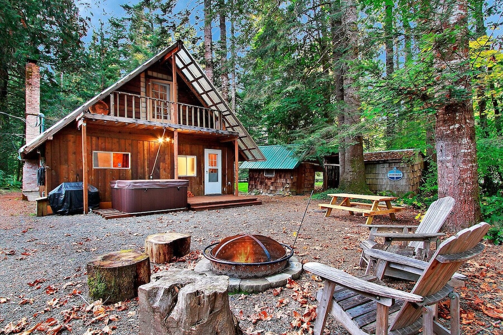Secluded Cabins in Washington State close to mount rainier hiking skiing with hot tub and fire pit